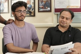 Mentor guiding student in one-to-one answer writing session